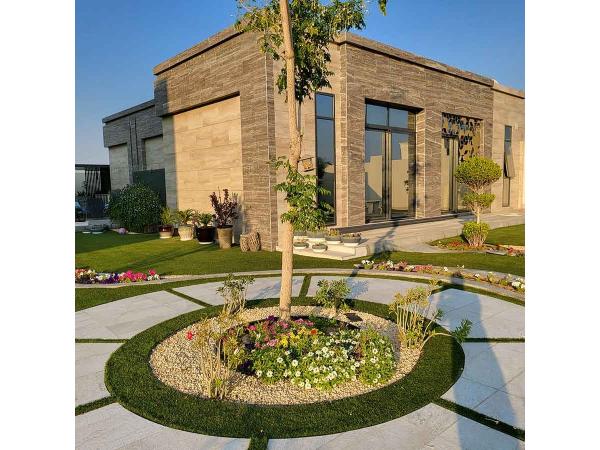 Stylowa elewacja z trawertynu na zewnątrz budynku