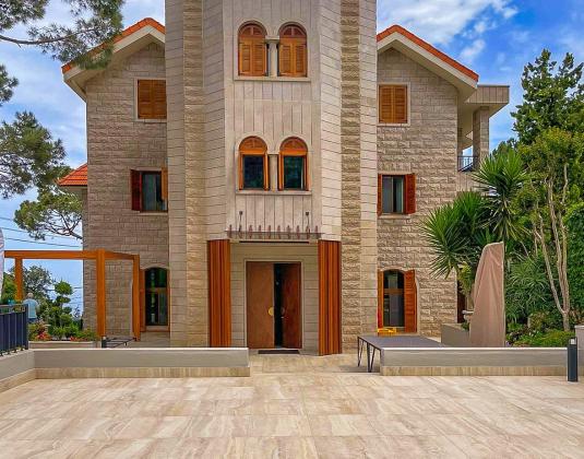 Naturalna płytka trawertyn na fasadzie domu.