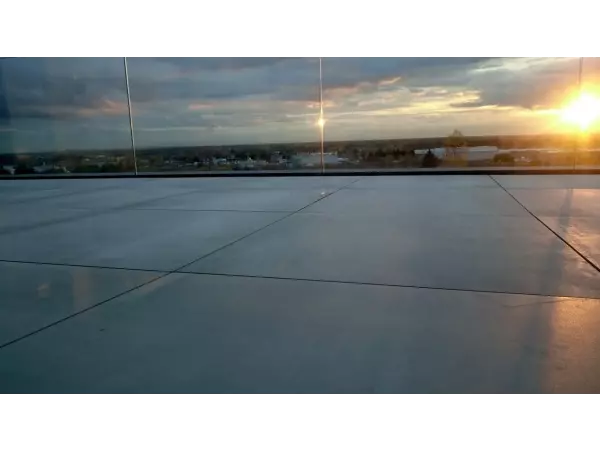 taras wentylowany ze szklaną balustradą