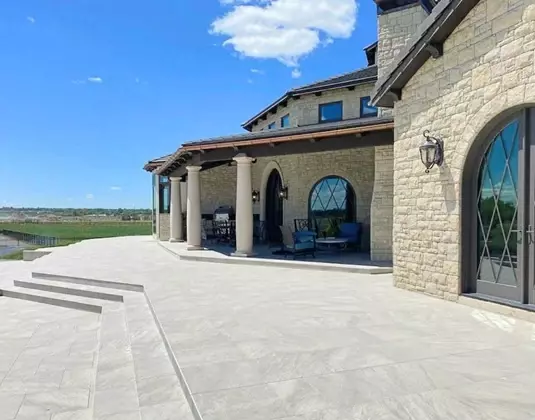 Jak nagrzewają się płytki na tarasie