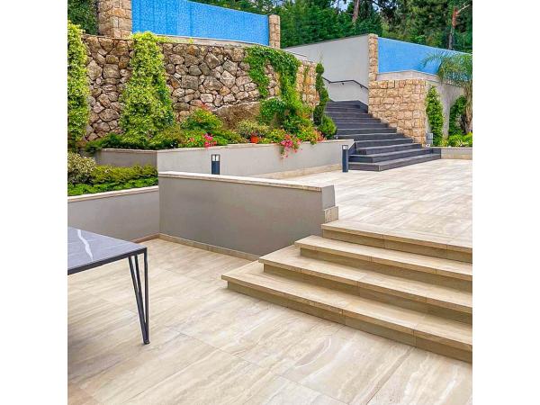 Schody frontowe z trawertynu – trwałość i estetyka