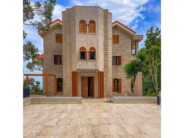 Naturalna płytka trawertyn na fasadzie domu.