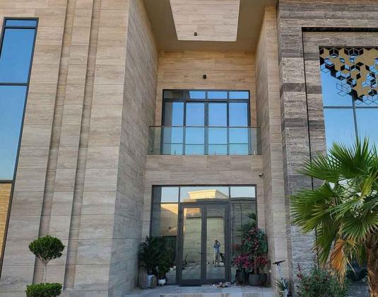 Trawertyn na elewacji domu płytka trawertyn kasyczny antyk