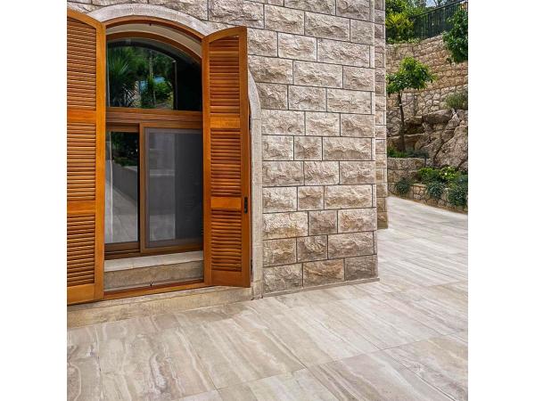 Płytki z trawertynu jako wykończenie elewacji