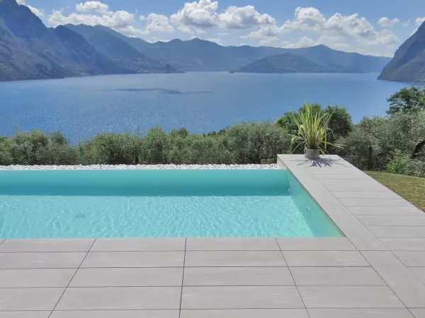 Płytki przy basenie