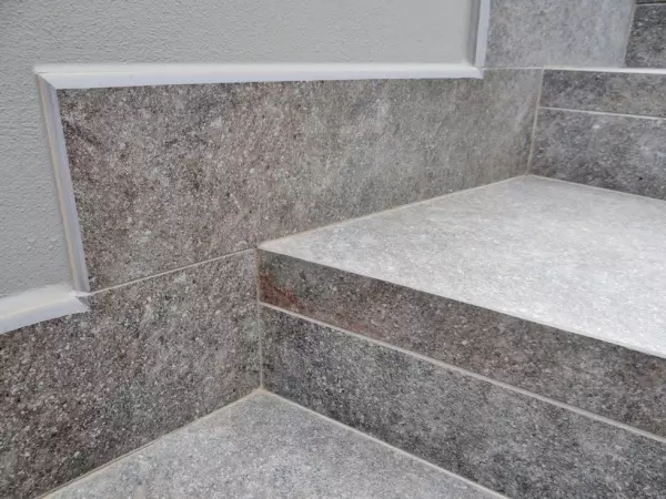 jak położyć cokół na schodach z płytek