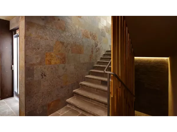 czerwony piaskowiec na schodach