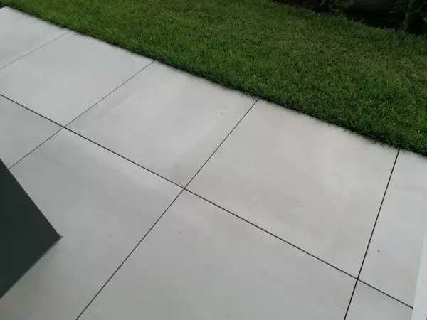 jak połączyć taras z trawą