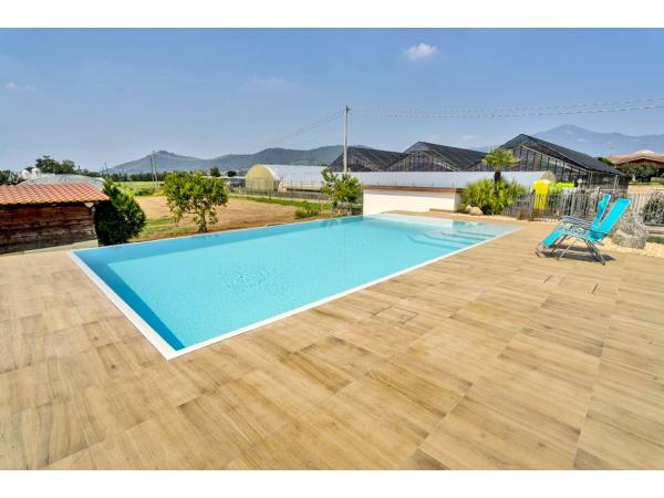 gres holz noce na taras płytka drewnopodobna obrzeże basenu oraz galeria z tarasem