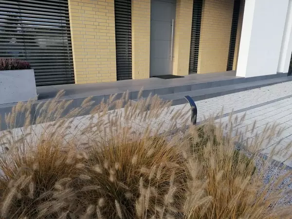 wejscie do domu schody z płytek gresowych