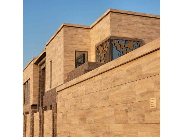 Naturalny trawertyn na elewacji zewnętrznej budynku