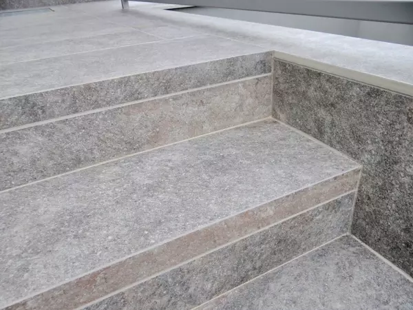 wylozone plytkami schody z plytek