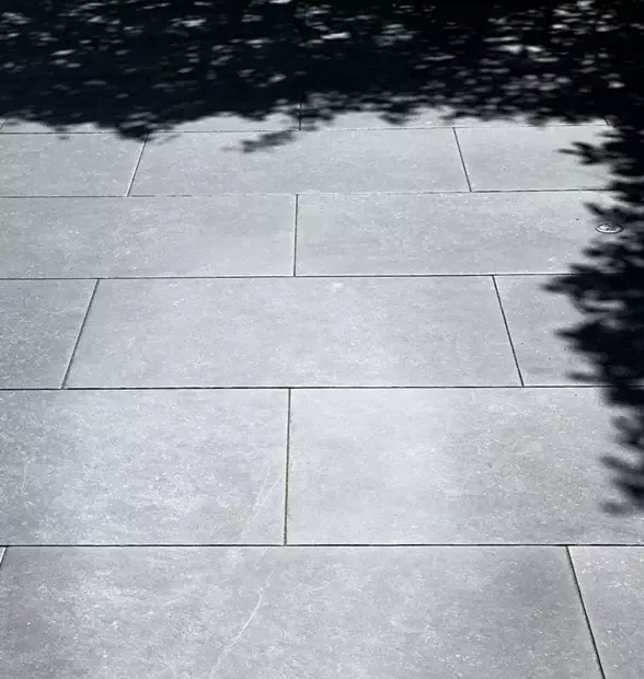 ciemna płytka balkonowa z efektem kamienia