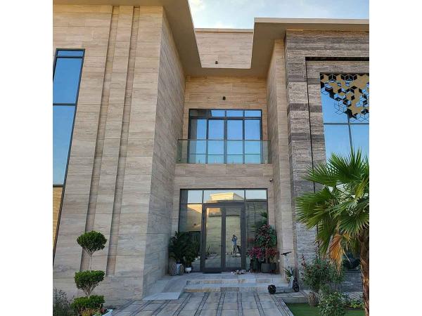 Trawertyn na elewacji domu płytka trawertyn kasyczny antyk