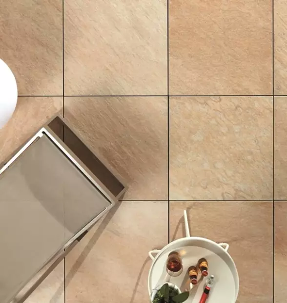 Podłoga balkonu z płytki z kwarcytu