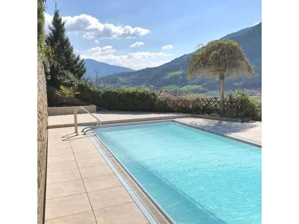 Beżowy gres tarasowy tworzący strefę wokół basenu