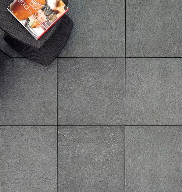 płytka inspirowana ciemnym kamieńeiem naturalnym na taras