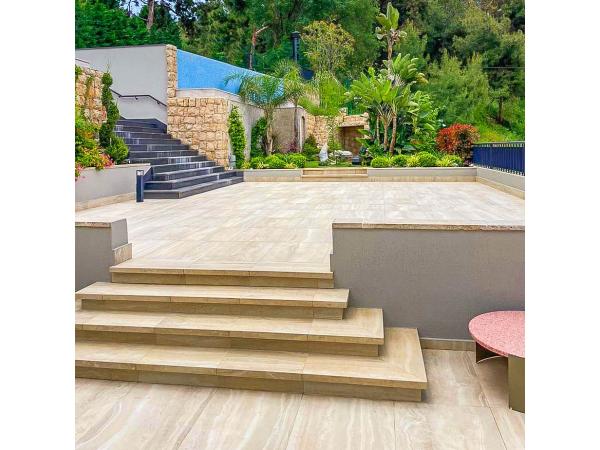 Schody z trawertynu prowadzące do wejścia domu