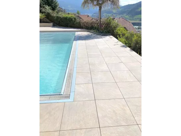 Gres Colosseo Barge w odcieniu beżowym przy basenie