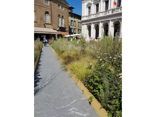 Taras XXL z płytami L'ALTRA PIETRA i roślinnością miejską