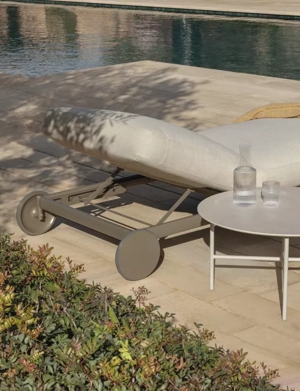 leżak przy basenie