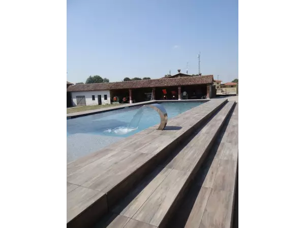 krawędź basenu z płytki drewnopodobnej