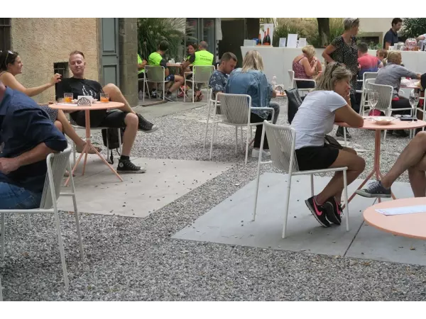 Przestrzeń rekreacyjna z płytami XXL i bioróżnorodnością