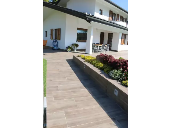 płytka tarasowa drewnianana dróżkę w ogrodzie