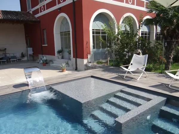 wykończenie schodów basenu płytką drewnopodobna