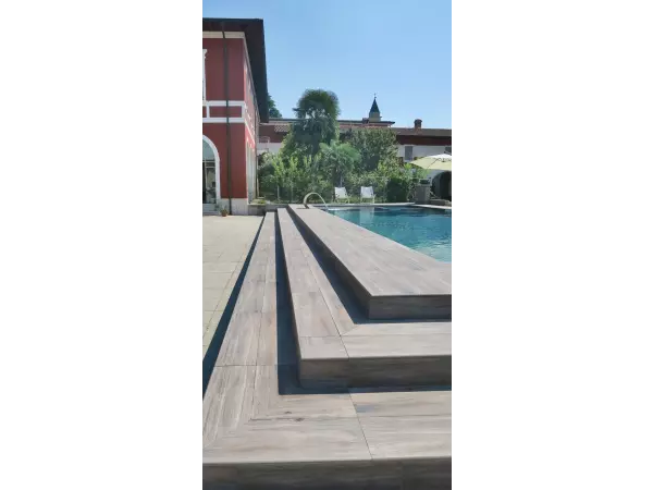 wykończenie basenu płytka drewnopodobna