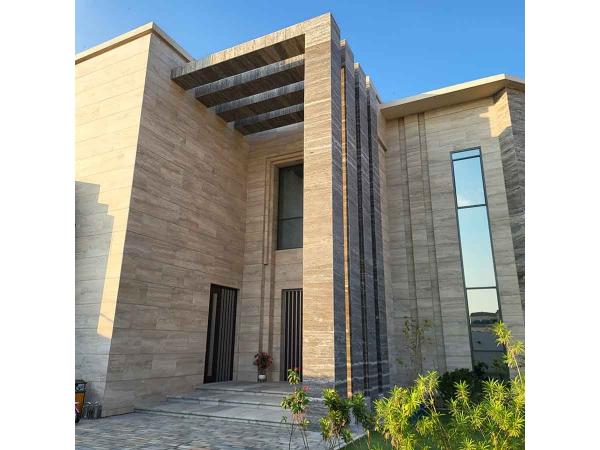 Płytki trawertyn ułożone na fasadzie nowoczesnego domu