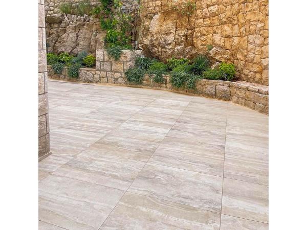 Schody wejściowe wykończone płytkami z trawertynu wejście do domu z trawertynu