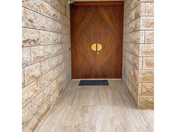 Wejście do domu z płyt trawertynowych elewacja z płytek z trawertynu