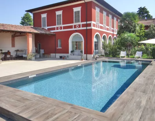 drewnopodobna płytka w strefie basenu