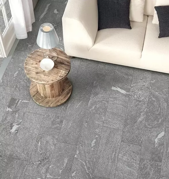 Płytki naśladujące jasnoszary granit