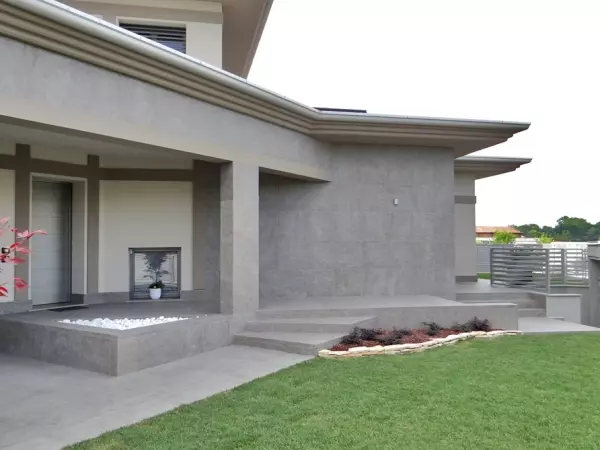 ukladanie płytek na schodach