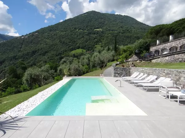 Jasne płytki w strefie basenu