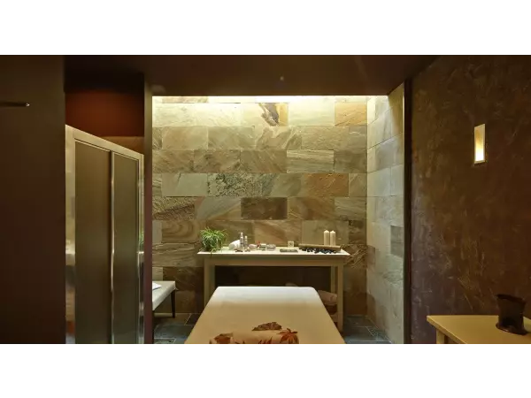 płytki z pisakowca na ścianie