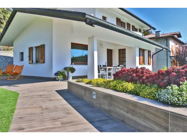 płytka tarasowa drewniana przy basenie