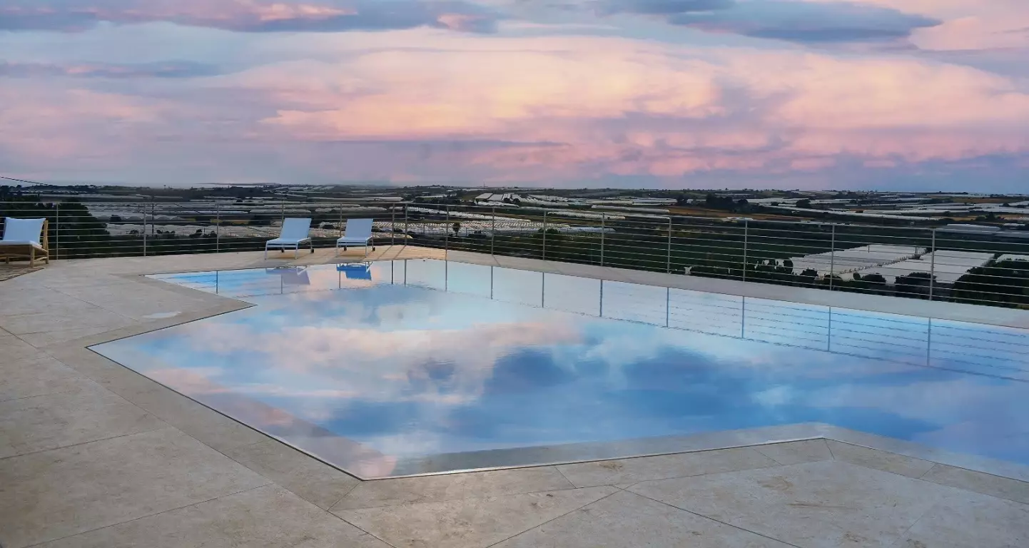 płytka naśladująca marmur w jasnych odcieniach beżu