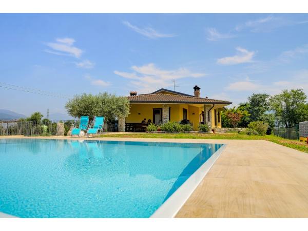 gres holz noce na taras płytka drewnopodobna ułożona przy basenie galeria