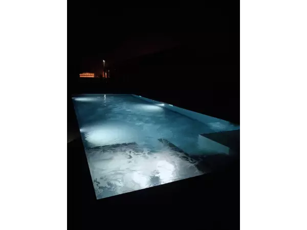 basen oświetlony nocą